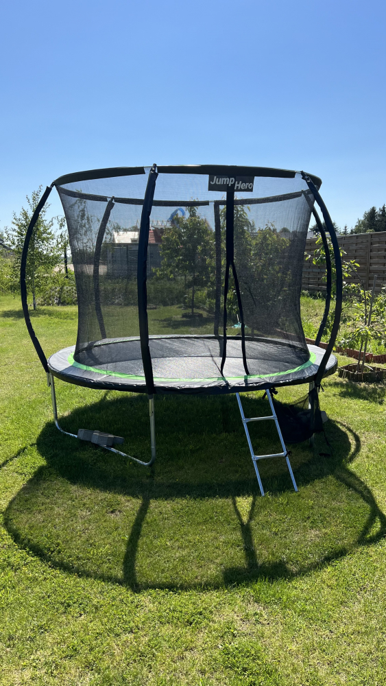 trampolina ogrodowa, lifestyle, aktywność fizyczna, czas wolny, ogród